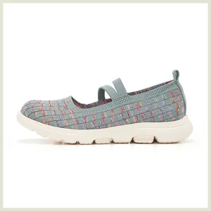 Détail de baskets Mary Jane en maille multicolore avec sangles croisées et semelle épaisse