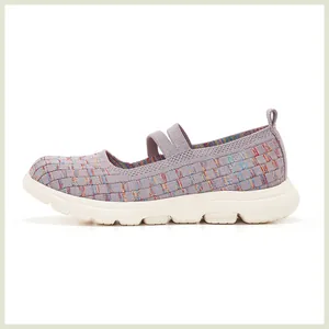 Détail de chaussure Mary Jane en tricot violet multicolore avec brides et semelle blanche