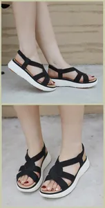 Dettaglio dei sandali platform con cinturini incrociati in strass e cinturino elastico