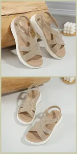 Dettaglio dei sandali beige con zeppa da donna e cinturini incrociati con strass