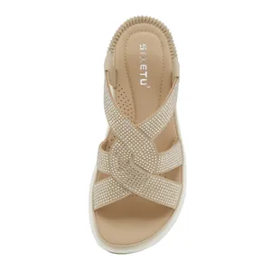 Sandali piatti beige da donna con cinturini incrociati in strass ed elastico