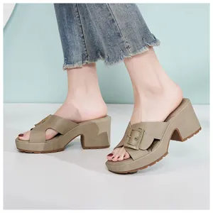 Vue latérale de sandales compensées kaki à lanières croisées et boucle en métal doré