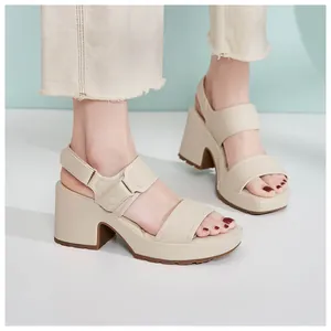 Detalle de sandalia beige con plataforma, tiras texturizadas y cierre de velcro ajustable