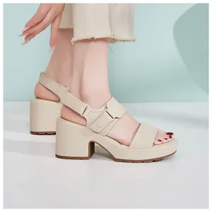 Detalle de sandalias beige con plataforma con correas texturizadas y velcro rápido