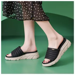 Dettaglio dei sandali con zeppa da donna con fascia trapuntata e suola spessa beige