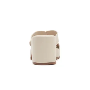 Vue arrière de mule blanc cassé montrant le talon bloc robuste et le similicuir lisse