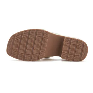 Détail de la semelle marron de la sandale à plateforme avec texture ondulée antidérapante