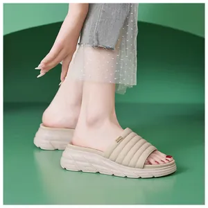 Dettaglio dei sandali beige con plateau, trama trapuntata a coste e suola spessa antiscivolo