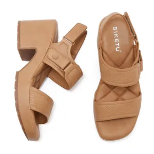 Detalle de sandalias marrones con plataforma, plantilla acolchada y cierre de velcro