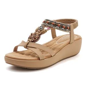 Λεπτομέρεια από boho πλατφόρμες με περίπλοκες χάντρες και κέντημα πεταλούδας