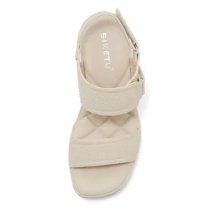 Primer plano de la plantilla acolchada y las correas de velcro de las sandalias beige