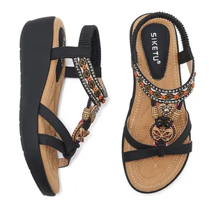 Λεπτομέρεια από boho πλατφόρμες με πολύχρωμες χάντρες, στρας και διακοσμητικές πεταλούδες