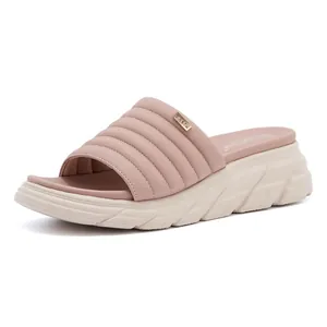 Dettaglio del sandalo rosa con plateau, trama trapuntata e decoro dorato