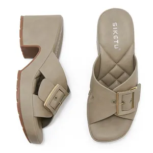 Détails de sandales à plateforme kaki avec boucle dorée et semelles intérieures matelassées