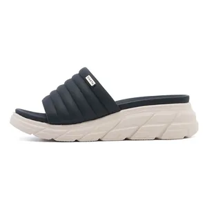 Dettaglio del sandalo platform blu navy con fascia goffrata e logo in metallo oro
