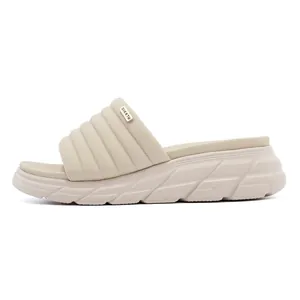 Dettaglio del sandalo platform trapuntato beige con trama imbottita e suola antiscivolo
