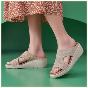 Vista laterale di sandali con zeppa in maglia beige con design traforato traspirante