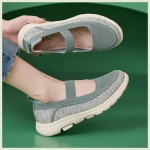 Detailansicht grüner Strick-Mary-Jane-Halbschuhe mit Gummiband und rutschfester dicker Sohle