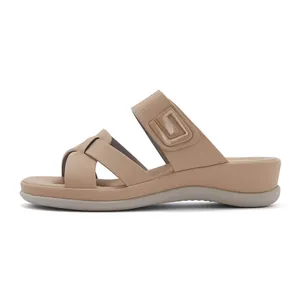 Vista laterale di sandalo beige con zeppa con cinturini intrecciati e fibbia geometrica
