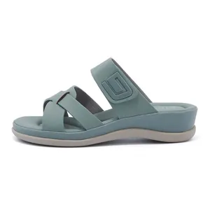 Dettaglio del sandalo platform azzurro con cinturini multipli e ornamento geometrico