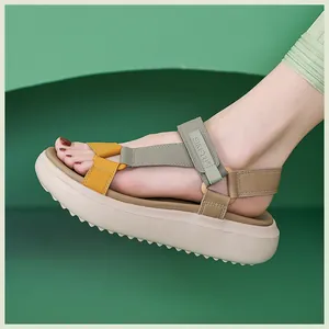 Detailansicht bunter Plateausandalen mit verstellbarem Klettverschluss und dicker Sohle