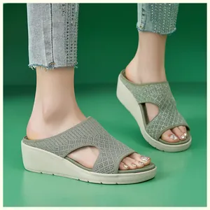 Dettaglio del sandalo platform in maglia verde oliva con intagli geometrici chic
