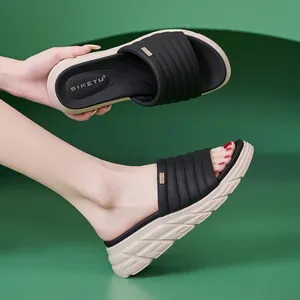 Sandali con plateau da donna con suola spessa e cinturini neri trapuntati per l'estate