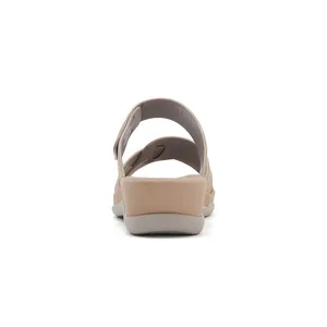 Vista posteriore di sandali beige con plateau con dettagli sulle cuciture e materiale morbido