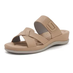 Dettaglio di sandali con zeppa e plateau con cinturini a trama geometrica beige