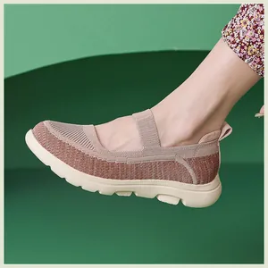 Nahaufnahme von atmungsaktiven Leder-Slippern in Pink mit rutschfester dicker Sohle