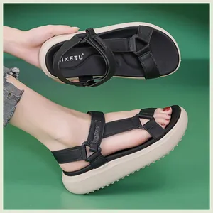 Detail der verstellbaren Klettverschlüsse an schwarz-beigen Plateau-Sport-Sandalen