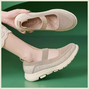 Detailaufnahme des beigen atmungsaktiven Strickmaterials mit elastischem Riemen am Schuh