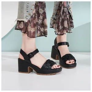 Détails de sandales noires à plateforme avec talons épais et bride réglable