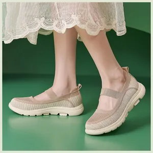 Details von beigen Mesh-Mary-Janes mit dicker Gummisohle und elastischen Riemen für Damen