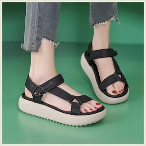 Detailansicht der dicken Plateausohle und Klettverschluss dieser Damen-Sandalen