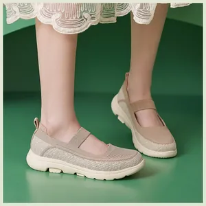 Detailansicht beige Strick-Mary Jane-Sneaker mit elastischem Band und dicker rutschfester Sohle