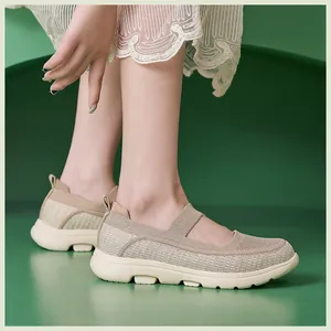 Detailansicht beige Strickschuhe mit elastischem Riemen und dicker sportlicher Sohle