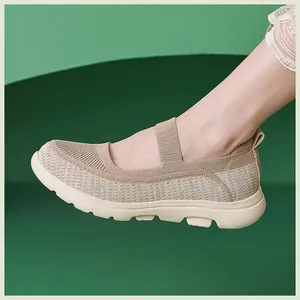 Detail des atmungsaktiven Strickmaterials und Mary Jane Riemen bei beigen Freizeitschuhen