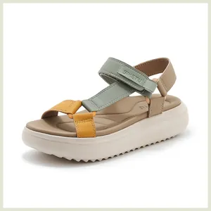 Detailansicht der MD Plateau-Sandalen mit bunten Riemen und verstellbarem Klettverschluss