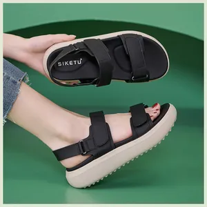 Detail van zwarte sandalen met beige plateauzool en antislip gekartelde textuur op de zool
