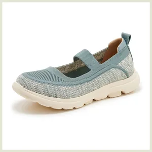 Nahaufnahme des atmungsaktiven Strickgewebes und des elastischen Riemens am Sneaker