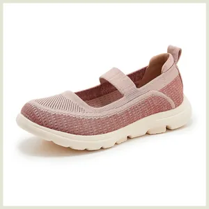 Nahaufnahme der rosa Strick-Mary Janes mit elastischem Band und rutschfester weißer Sohle