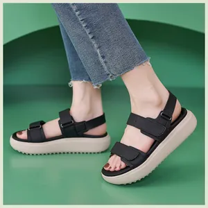 Zijaanzicht van dames platform sportsandalen met zwarte klittenbandsluiting aan de voet
