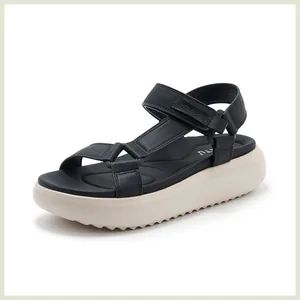 Details von leichten MD Plateausandalen mit Klettverschluss und rutschfester Sohle