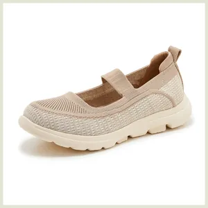 Detailansicht der beigefarbenen atmungsaktiven Mary Jane Sneaker mit rutschfester Sohle