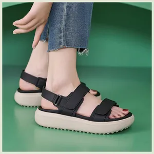 Detailweergave van zwarte platform sandalen met klittenband en gekartelde zolen