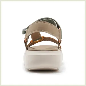 Detailansicht von bunten Plateau-Sandalen mit verstellbaren Fersenriemen und dicken Sohlen