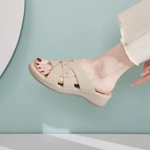 Sandali con zeppa da donna color crema con cinturini intrecciati e rivetti decorativi