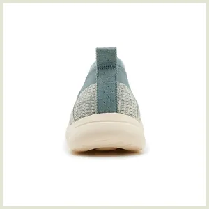 Rückansicht atmungsaktiver Strickschuhe in Graublau mit Fersenschlaufe und weißer Sohle