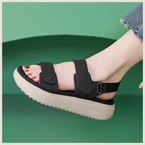Detail van zwarte lederen plateau sandalen met verstelbare bandjes en antislipzool